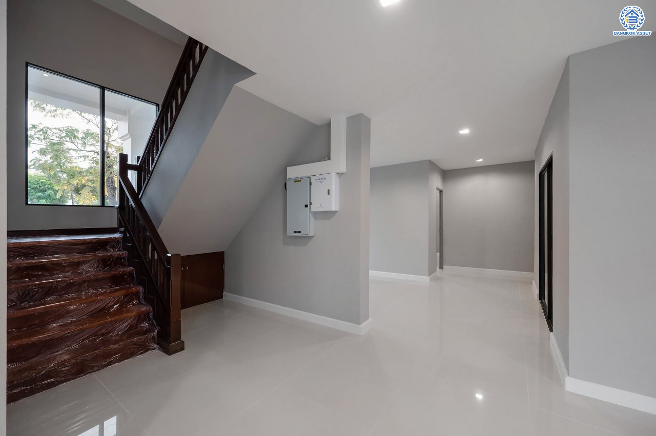 บ้านมือสองตกแต่งใหม่ โครงการ พฤกษ์ภิรมย์รีเจนท์ ปิ่นเกล้า บนสังคมคุณภาพจากแบรนด์ Q.House หลังใหญ่กว่า 113.4 ตร.ว. ดีไซน์ทันสมัยฟังก์ชัน 5 ห้องนอน (ห้องนอนชั้นล่าง 1 ห้อง) 5 ห้องน้ำ 1 ห้องแม่บ้าน จอดรถได้ 3 คัน บนที่สุดแห่งทำเลศักยภาพ หน้าโครงการติดถ.กาญจนาภิเษก เชื่อมต่อทุกการเดินทาง ใกล้จุดขึ้นทางด่วน "ศรีรัช" และรถไฟฟ้าสายสีม่วง "สถานีตลาดบางใหญ่"